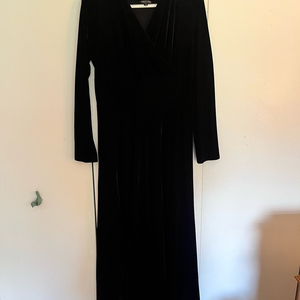 Black Velvet V-Neck Long Sleeve Cocktail Gown